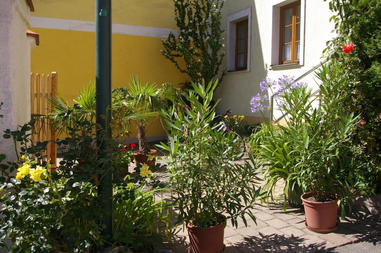 Ferienwohnung Zum Kapuziner Poysdorf Exterior photo